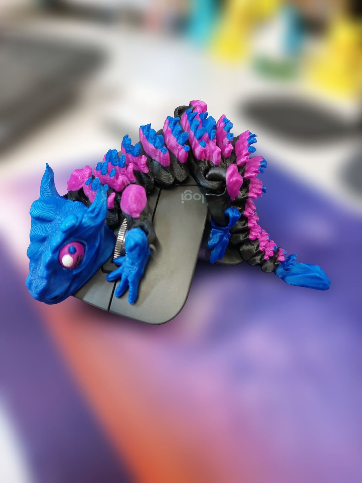 Beweglicher bunter Spielzeug Drache